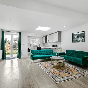 Spacious Detached House With 7 Beds Includes Ping Pong And Pool Table Sleeps 14 Free Parking * Feltham