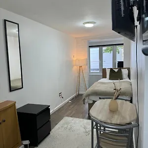 Cozystay - Entire Studio Flat In - With A Private Bathroom & Kitchen - Easy Transport Links To Stratford & Central London Under 40 Minutes Apartment