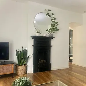 Beautiful 1 Bedroom House With Garden *