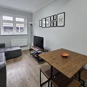 Shepherd's Bush Modern Flat