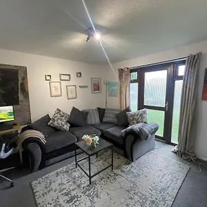 Private Close To Train Station Apartment London