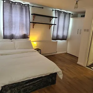 Holiday home 4br-2ensuite-10mincentrallondon-sleeps11-parking London
