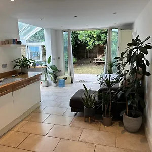 Modern, Spacious 1 Bedroom Garden Flat Sw18