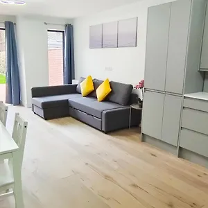 Apartment Spacious 2b2b With Garden London