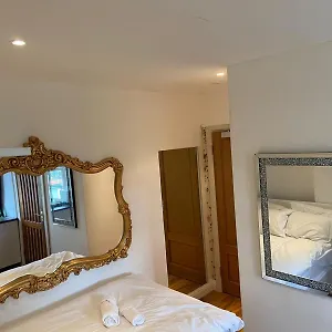 Shahenaz Apartment London