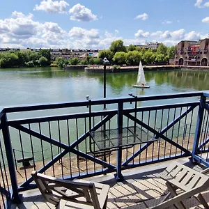 Wapping 700sqft 2 Bedroom - South Facing Dockside Views - Secure Parking Apartment London