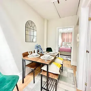 Apartment Beautiful Two Bedroom Queensway *