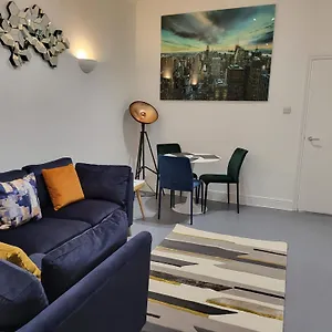 Apartment Garland Spacious Apartment, Close To Station With Parking And Garden Ilford