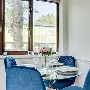 Perfect In Canada Water With Parking * London
