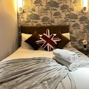 Lovely Three Bedroom Central Apartment London
