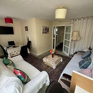 Apartment Private Gated Development In Bridge, Cosy With Great Transport Links