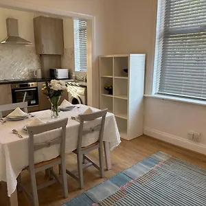 Apartment Cheerful 3 Bedroom *
