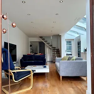 Stunning 3 Bed Apartment *