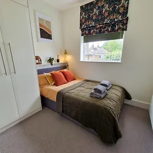 Apartment 1-bed Apartment, Close To Kensington Olympia With Free Wi-fi & Netflix London