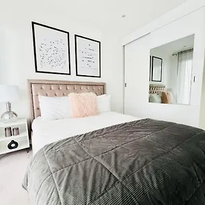 Modern Canary Wharf - Prime For Business & Family - Near Tube Access Apartment London