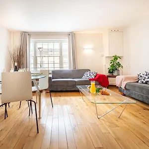 Spacious With A Balcony In Prime Location In Farringdon * London