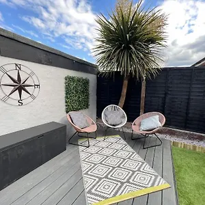 Holiday home By Buildersbeds - Heaton House 2 Bedrooms Havering
