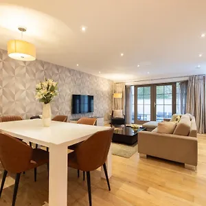 Modern, Spacious With Patio Apartment *