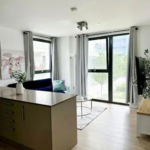 شقة Spacious 2bed 2bath, 1 Min Walk To Dlr, 4 Mins To Canary Wharf