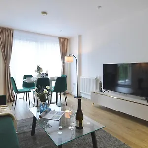 Modern 2 Bedroom Steps From Vauxhall St London