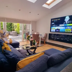 4 Bed With Cinema, F1 Racing Sim, 1 Gb Internet, Bbq, Garden, 20 Mins London, Parking, Ev Port, Metro 5 Mins Walk Holiday home London