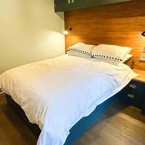 Unique 1bd With Large Private Patio Queen's Park Apartment *