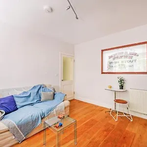 Fascinating Flat In Westminster