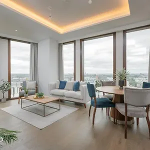 Stunning 2-bed With Pool In Nine Elms Apartment