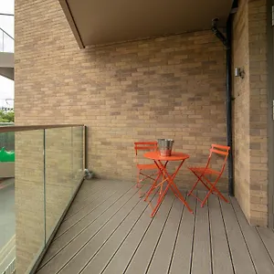 Runway Retreat, Close To London Heathrow Apartment