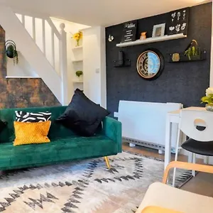 Cosy 2 Bed Modern Mews - Kings Cross Apartment