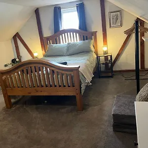 Apartmán I Bedroom Flat On A Gated Farm In Tadworth Purley