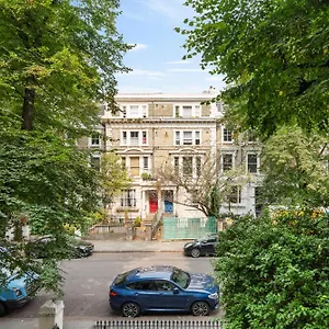 Apartment House Of Cambridge Gardens In Notting Hill *