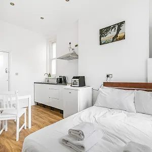 Cozy Brand New Studio In Hampsted Pass The Keys * London