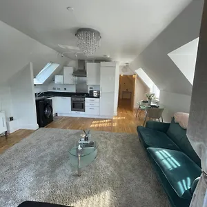 Elegant 1 Bed Oasis Luxe Living In Gated Community Apartment *