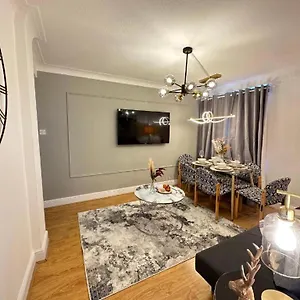 Three Bedroom Near Hyde Park Apartment