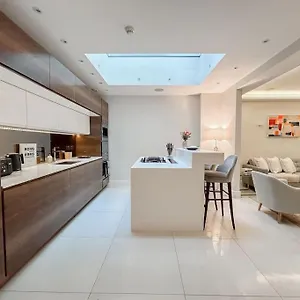 Stylish And Spacious In Prime Apartment London
