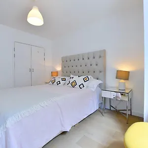 2 Bedrooms Sleep 6 Free Parking * London