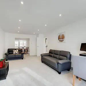 Modern, Bright In Kenley Holiday home