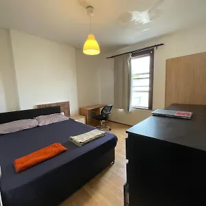 Large Double Bedroom - Posh Area Homestay