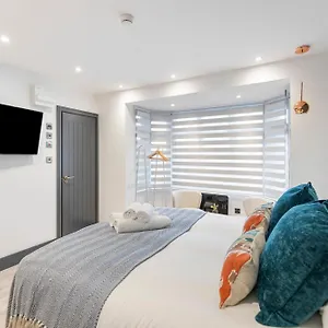 Apartment Cityscape Charm Vibrant With Kitchenette London