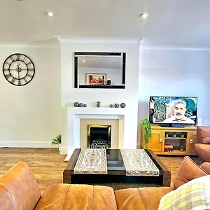 Cosy And Spacious -free Parking, Free Wifi- Sleeps 5 By Finna Ltd * Rainham (Greater London)