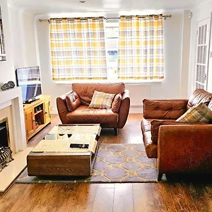 3 Bedroom, Free Parking, Wifi, Cosy, 5-bed House With Garden Rainham (Greater London)