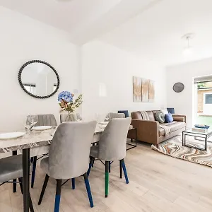 Stylish Newly Renovated Large With Garden Pass The Keys Holiday home *