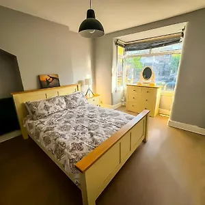 In A House Share - Kingsized 25 Min Away From Central London * Surbiton
