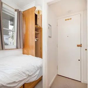 Compact In Apartman London