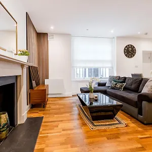 Beautifully Refurbished Studio, Location