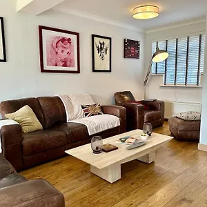 Spacious 1 Bedroom House * Twickenham