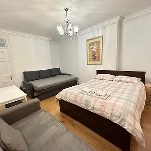 Homestay Private Double In West Marylebone, 1 Step To Tube Station London