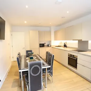 Spacious 3-story Retreat With Rooftop Terrace And Modern Amenities Apartment