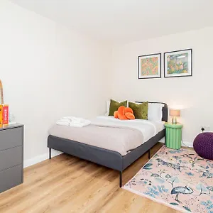 Apartment Billie Jean For Two In A 3-bedroom Flat At Hanwell